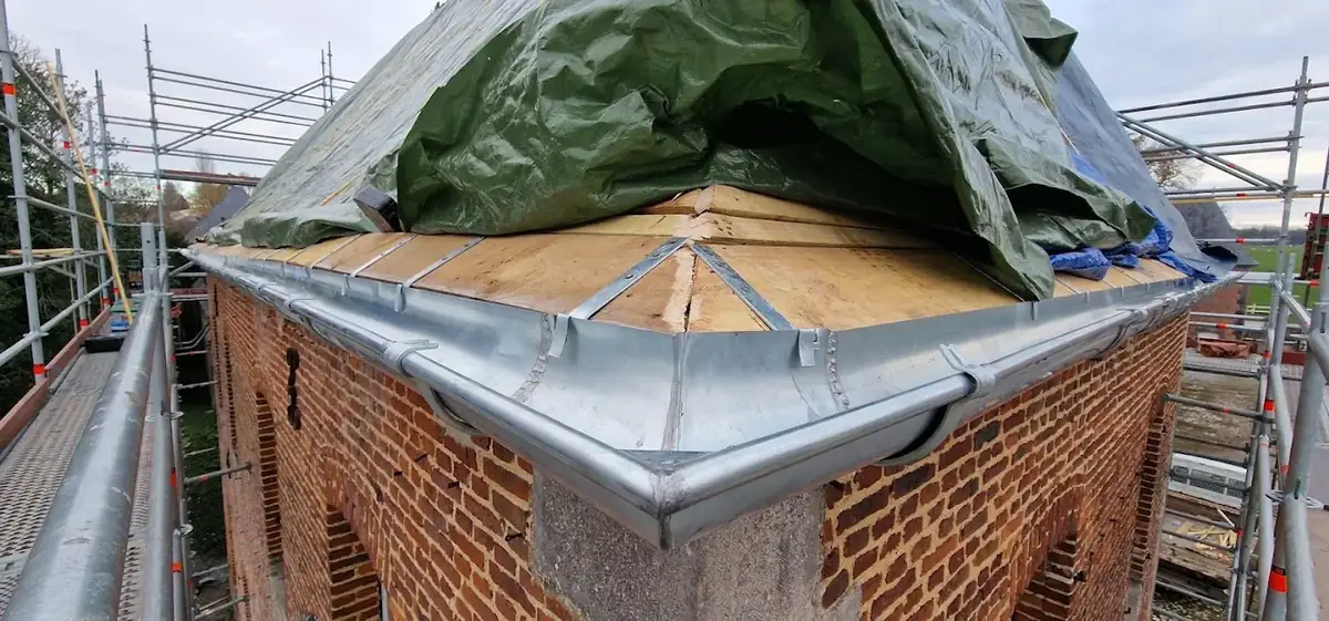 Bâchage d'urgence d'une toiture après sinistre par Follezou Couverture