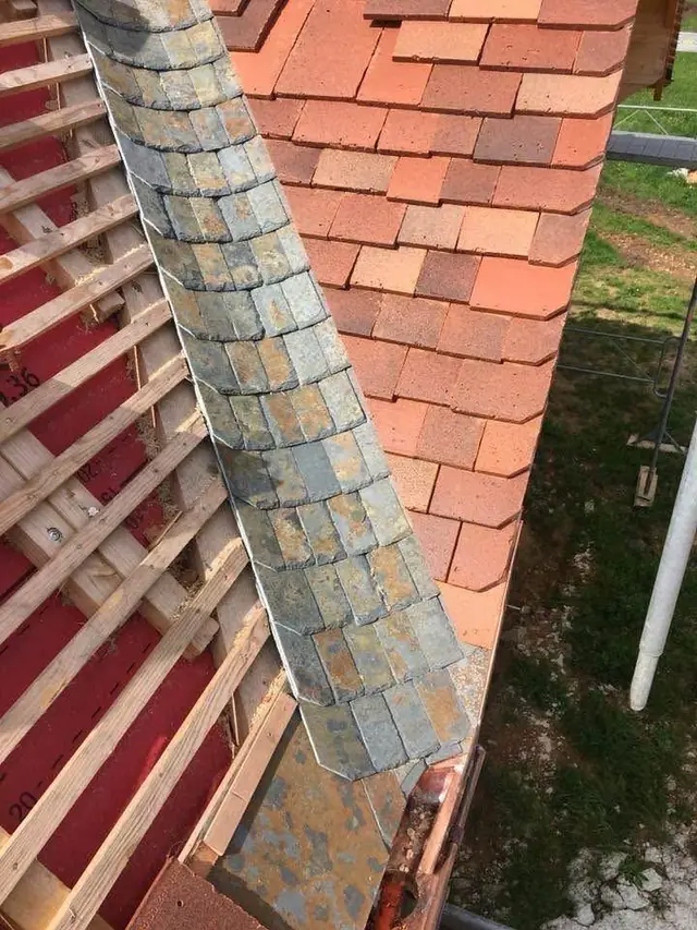 Noue en ardoise et couverture tuiles - Avant