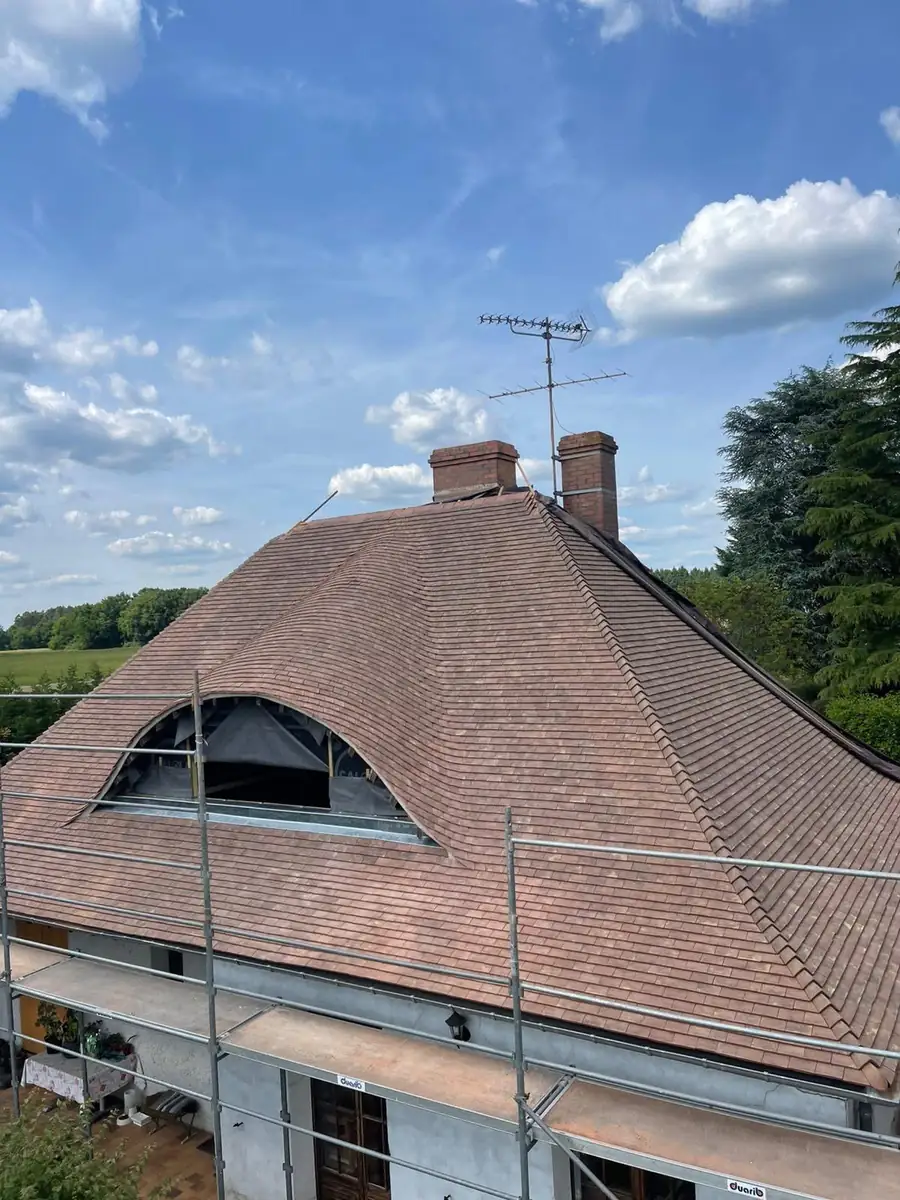 Toiture en tuiles réparée par Follezou Couverture dans les Yvelines